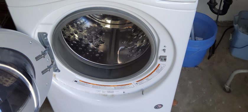 Washing Machine Leaks from the Door: Damaged Seal or Misaligned Hinge 5 CVR 16